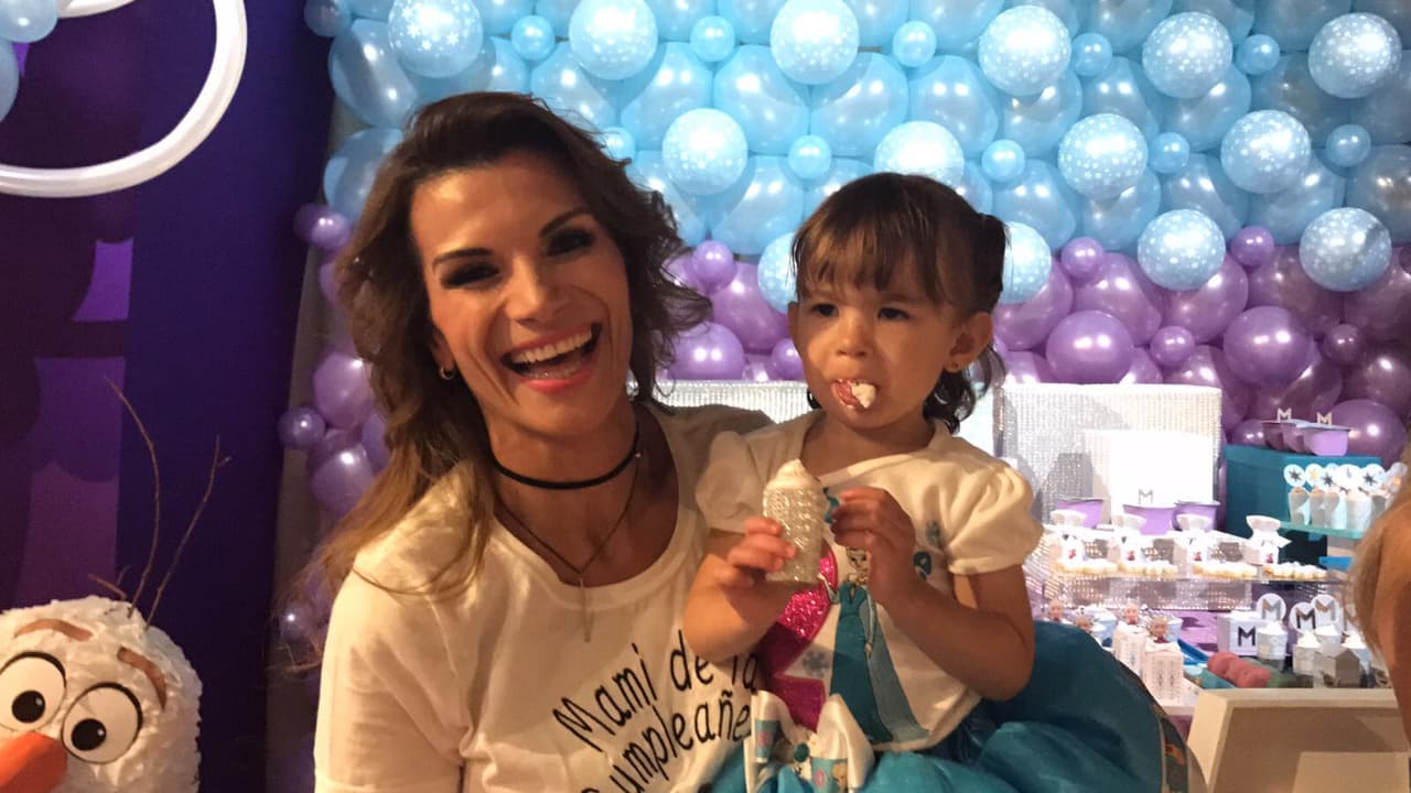 Cristy estaba muy divertida con las ocurrencias de sus pequeña, Michelle quería probar todas las delicias que sus papis llevaron a su fiesta.