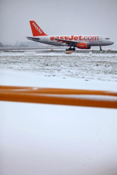 Los aeropuertos de Cardiff, Bristol y Southampton permanecen cerrados y se están registrando retrasos en vuelos de British Airways (BA) a España desde Gatwick, al sur de Londres, junto a otros destinos europeos del resto de compañías, según la BBC.