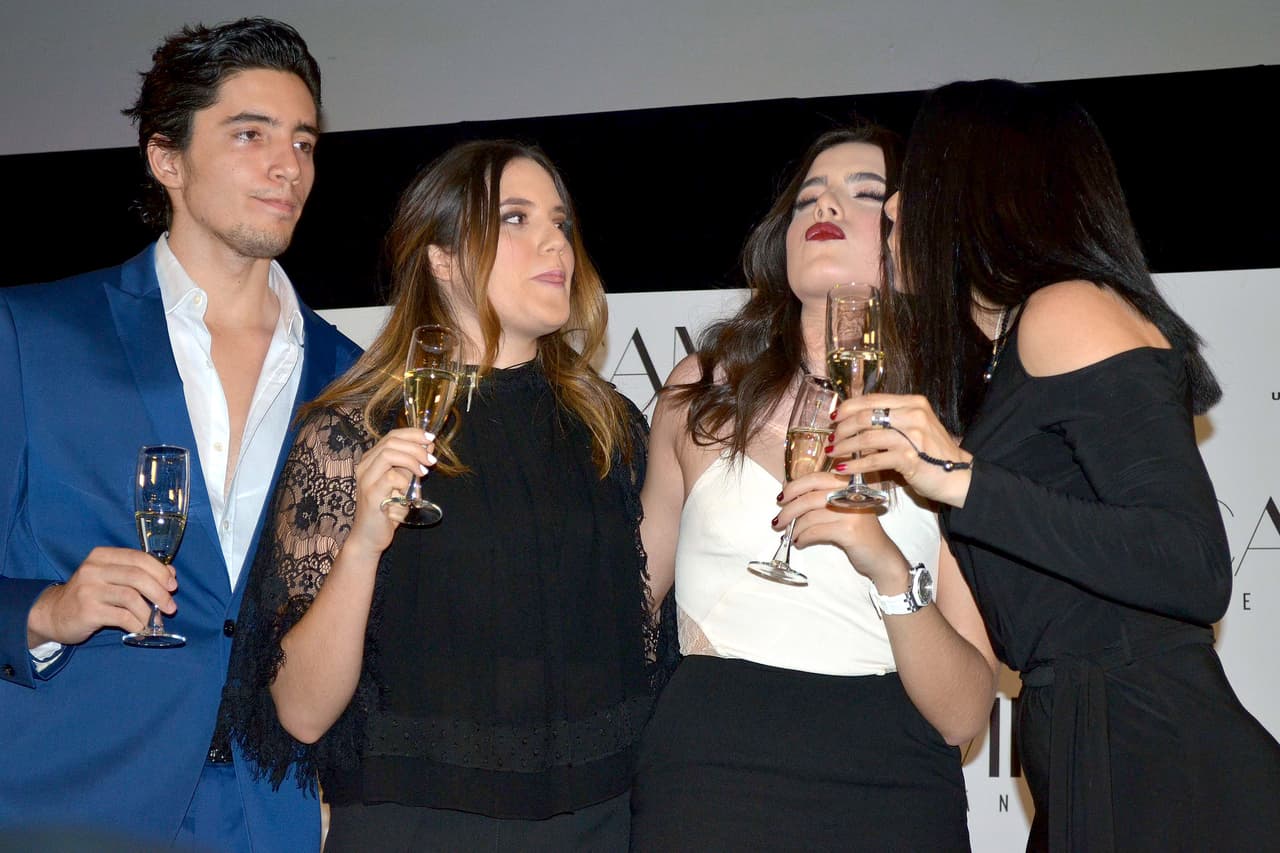 La también nieta de Vicente Fernández no descarta interpretar rancheras, pero por lo pronto trabaja en un disco pop y estuvo acompañada de su mamá América Guinart y sus hermanos, América y Alejandro.