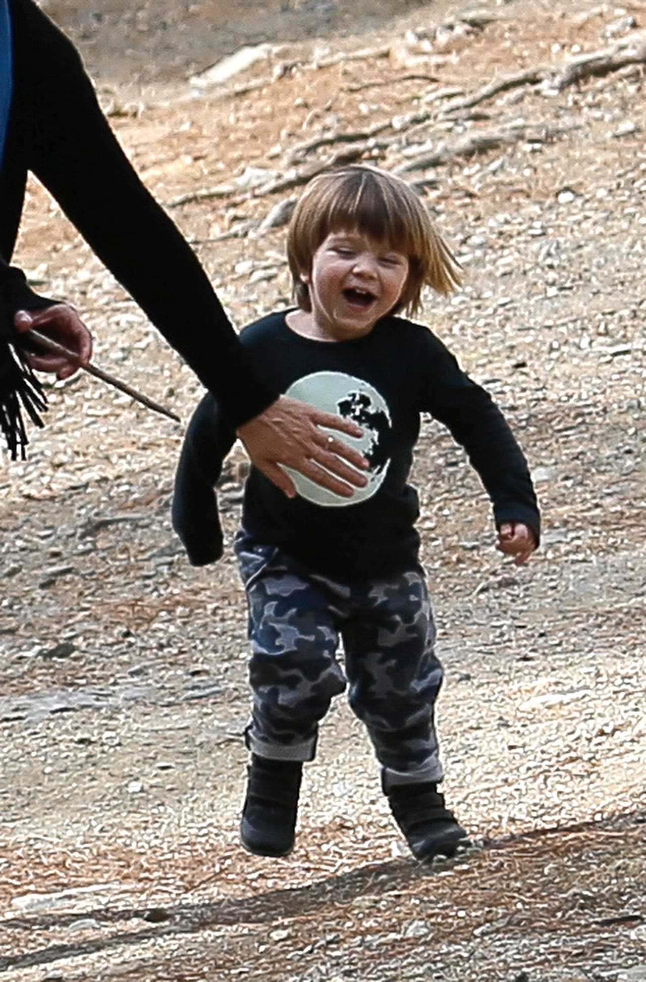 El nene lució feliz y muy activo.