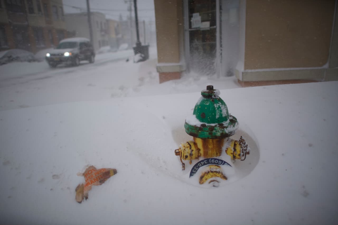 La nieve en las aceras de Atlantic City, Nueva Jersey cubren los hidrantes de los bomberos.