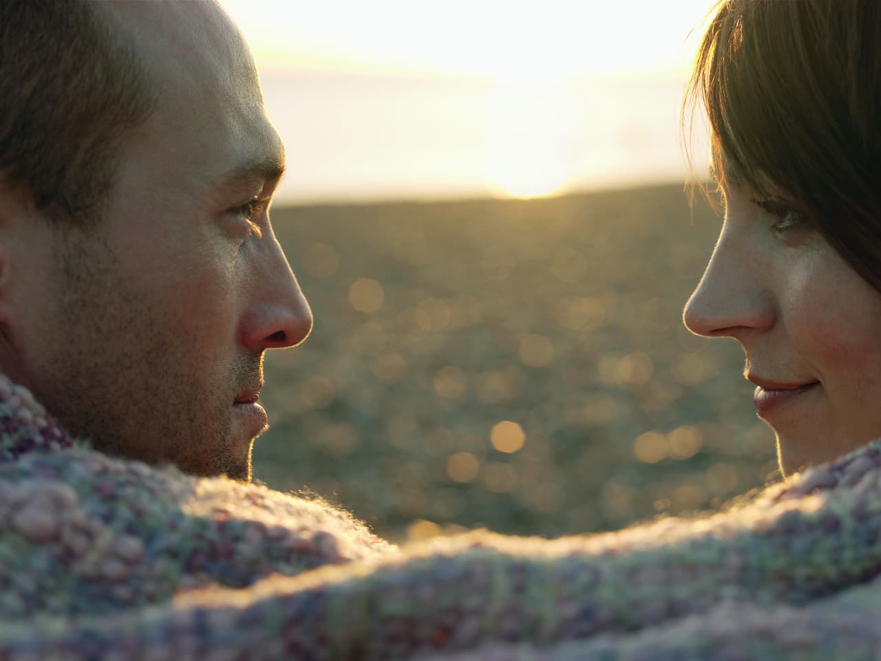 Si no confías en tus abogados actuales, cámbialos y hazle caso a tu instinto. Lo más necesario para elevar el nivel de tu vida sentimental es profundizar el nivel de confianza mutua. Tu relación amorosa se fortalece con ternura. Una mirada sostenida, directa y amorosa, es más íntima que el propio acto sexual. En el mes de la Rata se acentúa tu compatibilidad amorosa con el Dragón