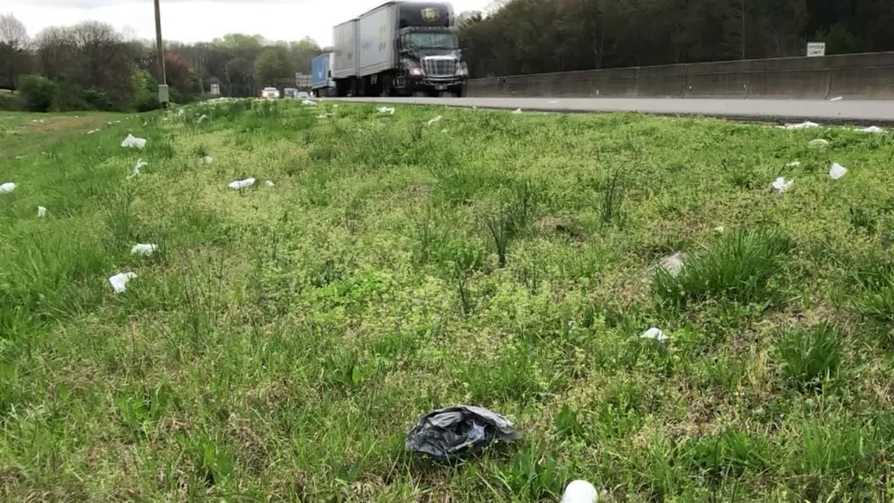 Una lluvia de papel higiénico sorprende a conductores en una autopista de Carolina del Norte