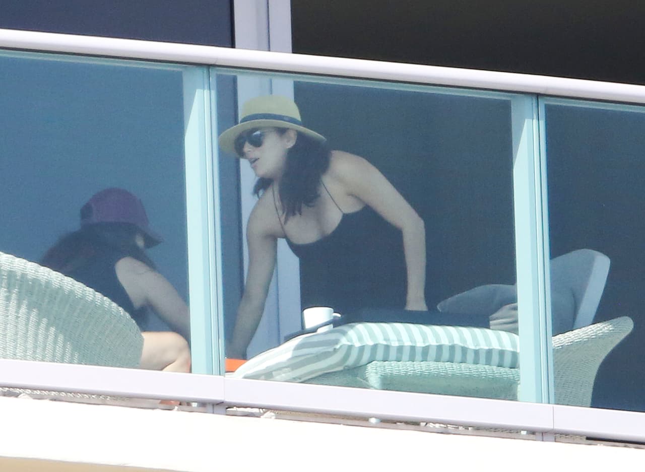 Photo © 2017 Mega/The Grosby Group PREMIUM EXCLUSIVE Miami, 23 DECEMBER 2017 Pregnant Eva Longoria shows off her fuller figure as she is seen for the first time since announcing she and husband Jose Baston are expecting a baby boy. The couple was seen having lunch together and relaxing on their balcony while on holiday in Miami. Eva is 4 months pregnant and is showing a round belly.