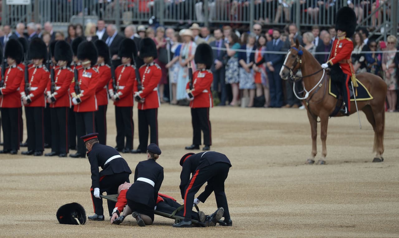 Todo ocurrió mientras la comitiva de la Reina iba a pasar por ahí.