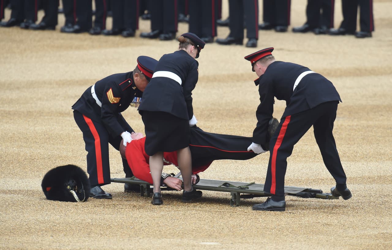Rápidamente se lo llevaron en camilla. ¿Qué le habrá pasado al pobre individuo?