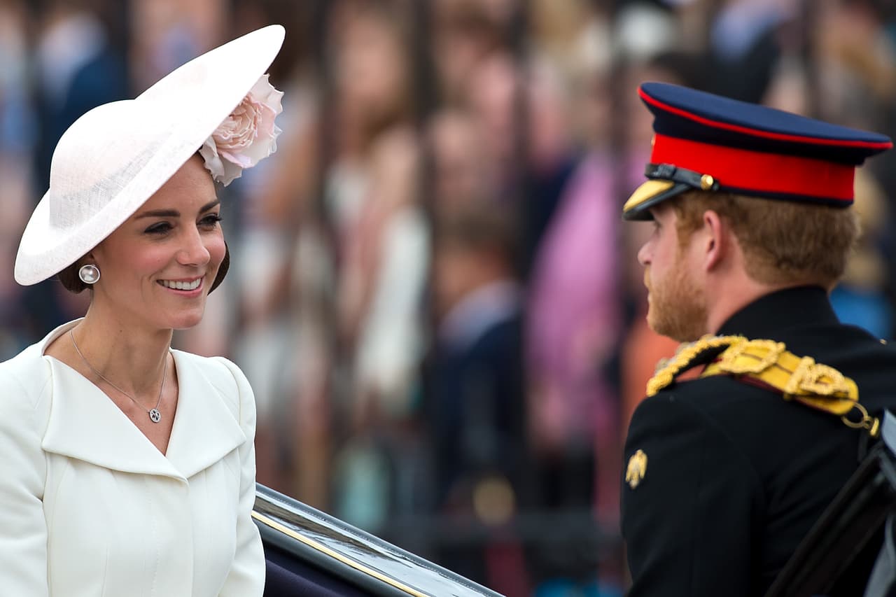 La Duquesa de Cambridge con el príncipe Harry.