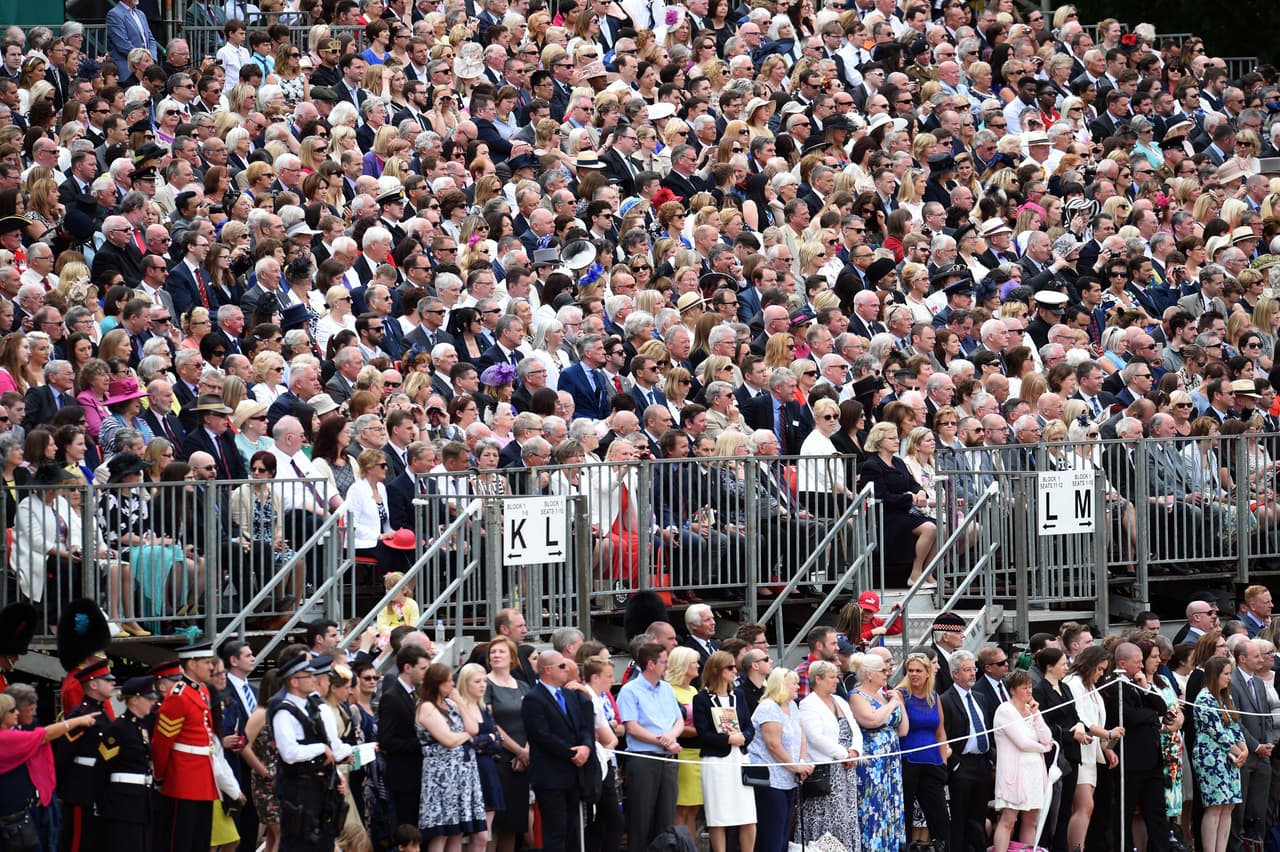 Decenas de miles de personas se reunieron para presenciar el desfile.