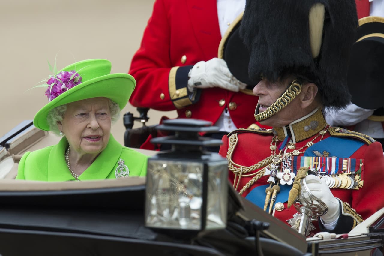 Sin embargo, la fuente dijo que 
<b><a href="https://www.univision.com/famosos/esta-es-la-razon-por-la-que-la-reina-isabel-busca-un-chef-ambicioso-que-solo-ganara-27-mil-dolares-al-ano-fotos" target="_blank">los bajos salarios </a></b>han puesto en dificultades a los trabajadores de la corona.