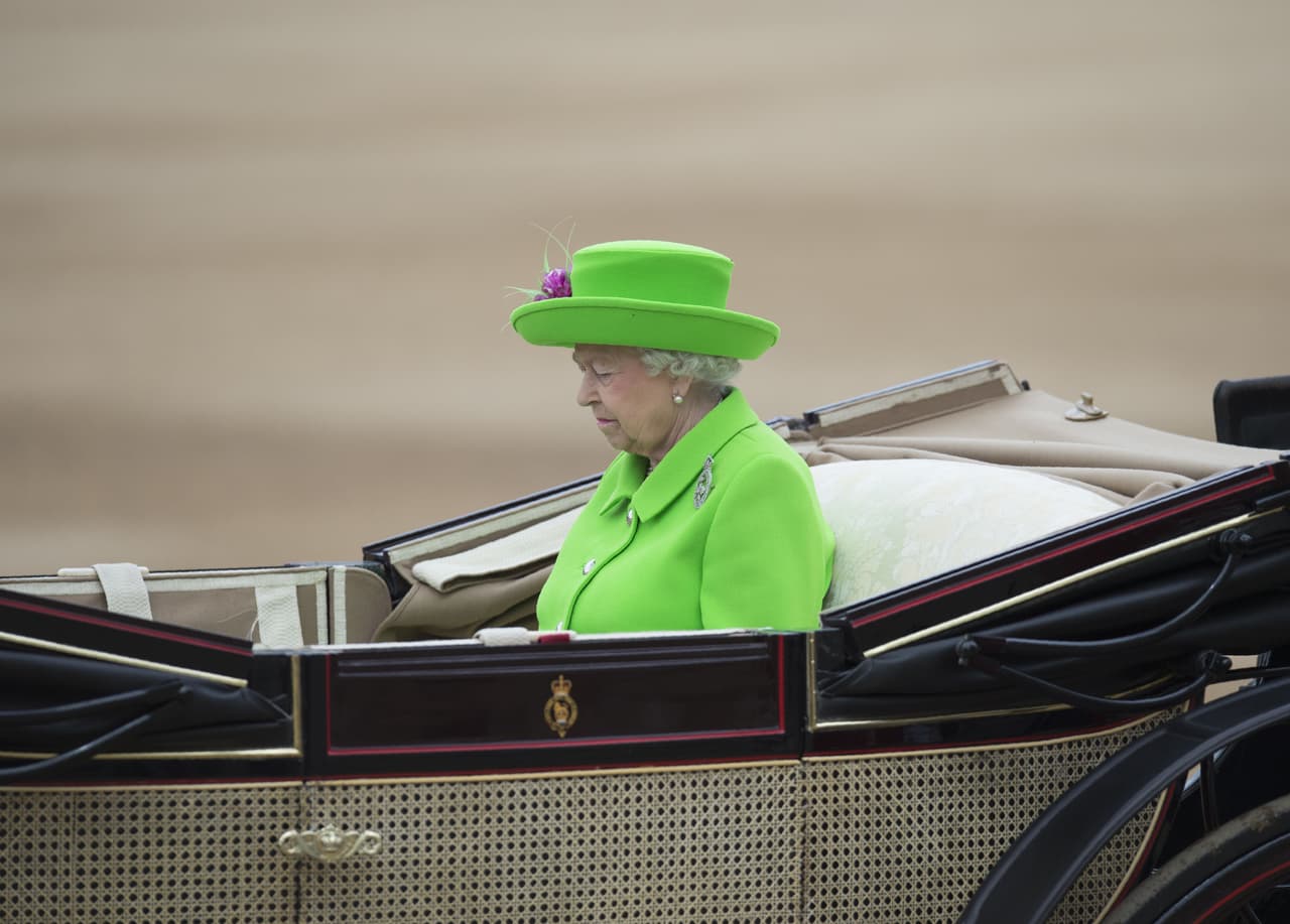 Sólo la Reina podría verse tan bien con ese colorido traje verde...