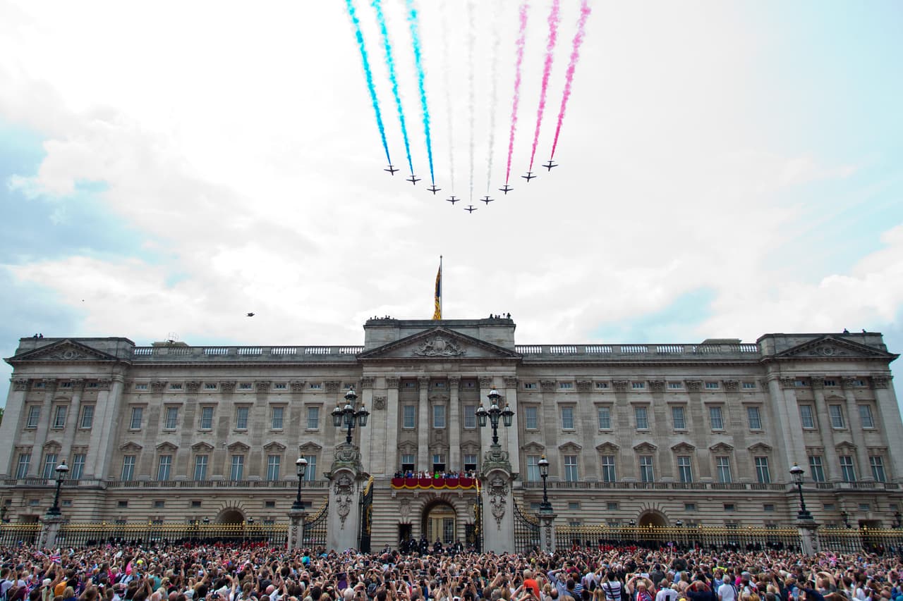 Aviones militares por encima del Palacio.