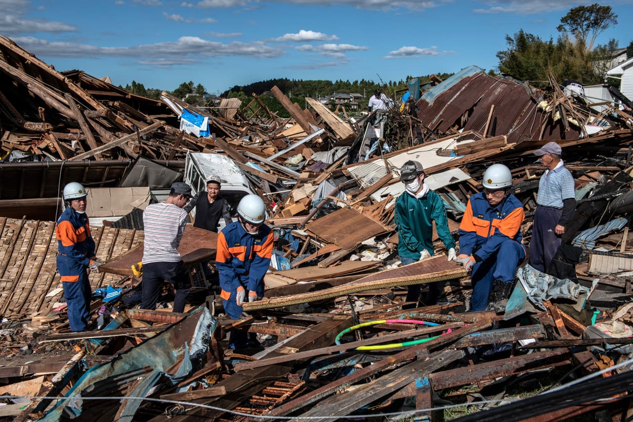 La tormenta trajo precipitaciones récord a muchas áreas, incluida la popular ciudad turística de Hakone, que fue golpeada con 37 pulgadas de lluvia durante 24 horas. La foto muestra la destrucción que dejó un tornado que golpeó Chiba, al este de Tokio
<b>, </b>poco antes del paso del tifón Hagibis.
