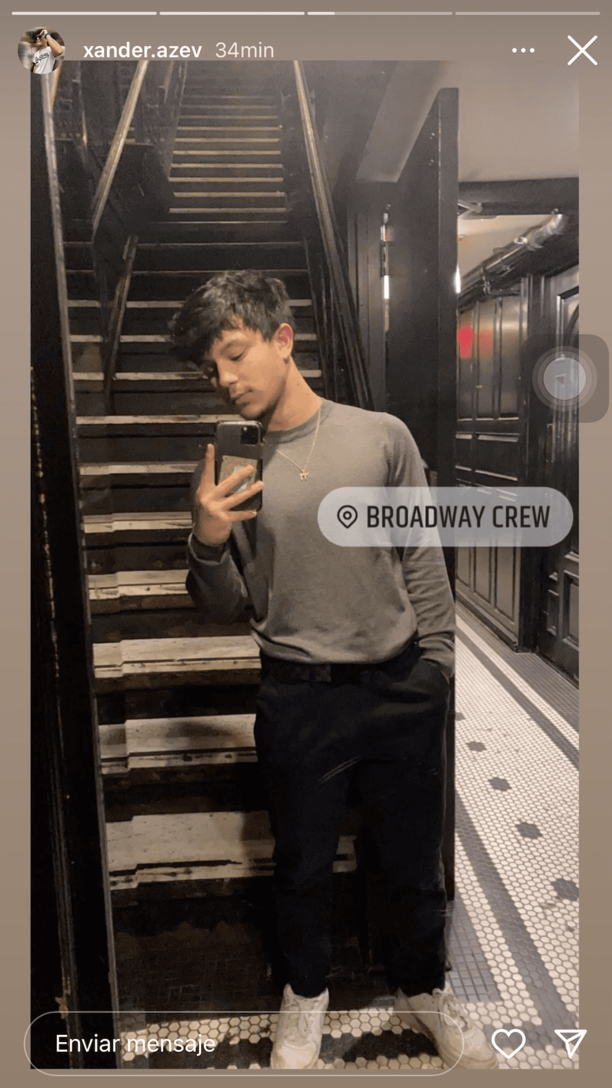 No queda claro si se trató de un viaje de vacaciones o si Karina y su hijo han iniciado trámites para los estudios universitarios del adolescente.
<br>