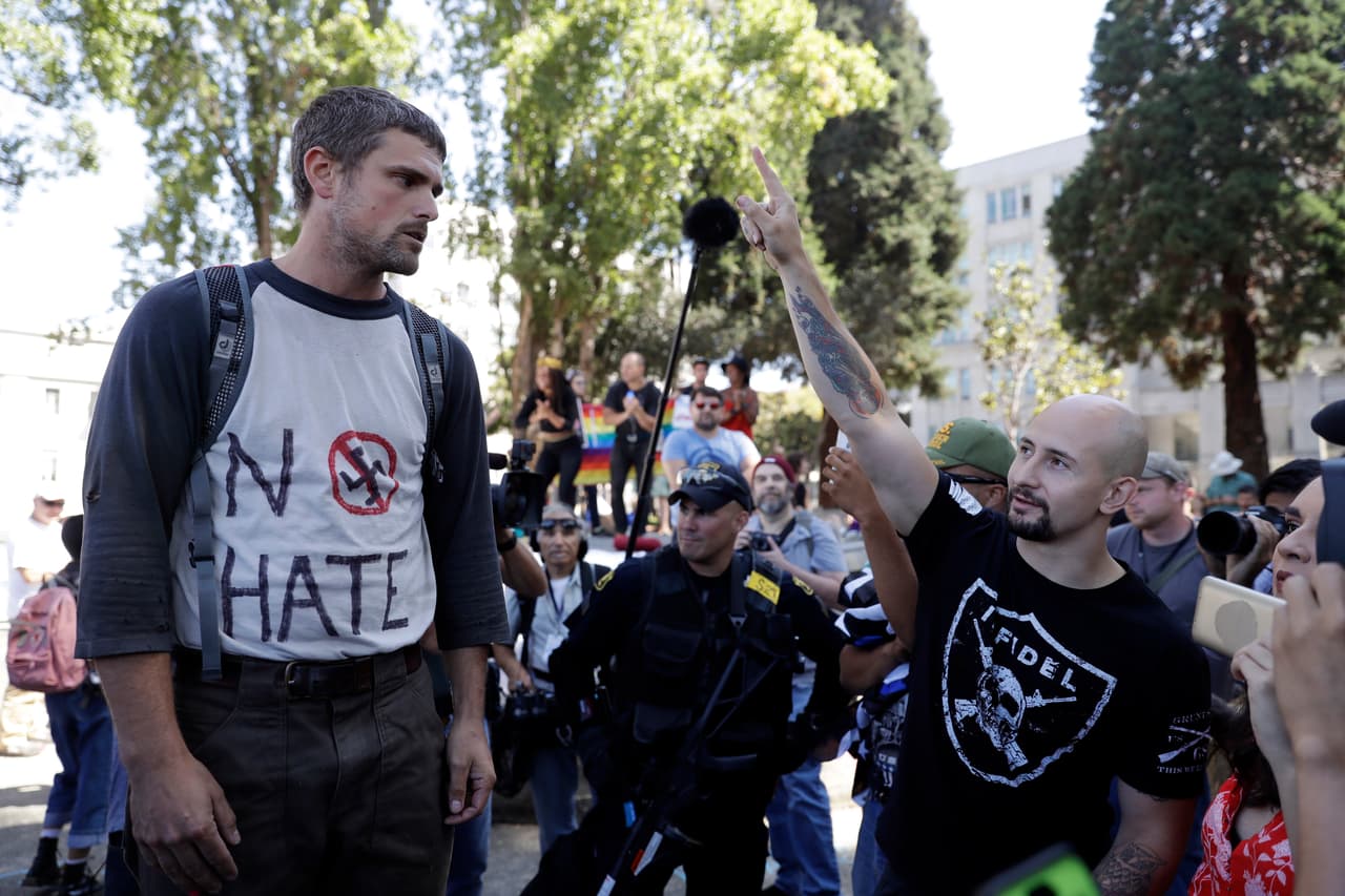 Nueva ley garantiza que las áreas al aire libre de los campus universitarios se consideran "foros públicos" y crea sanciones disciplinarias para los estudiantes que interfieren con las actividades de expresión libre en el campus.