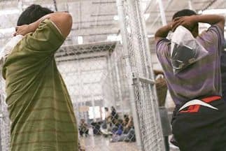 Los centros de detención de la Oficina de Aduanas y Control Fronterizo (ICE) vuelven a estar en el centro de la polémica por señalamientos de abusos contra inmigrantes indocumentados.