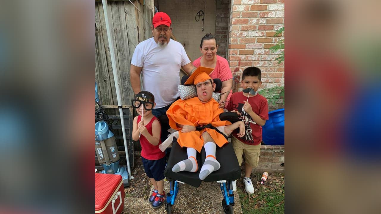 “Si tuviera la oportunidad de adoptarlo nuevamente, lo haría, ha sido algo hermoso para toda la familia, mis hijos y mis nietos lo quieren mucho y lo protegen”, dijo Martínez.