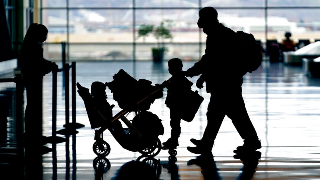 Una familia pasa un control de chequeo en el Aeropuerto Internacional de Salt Lake City, Utah.