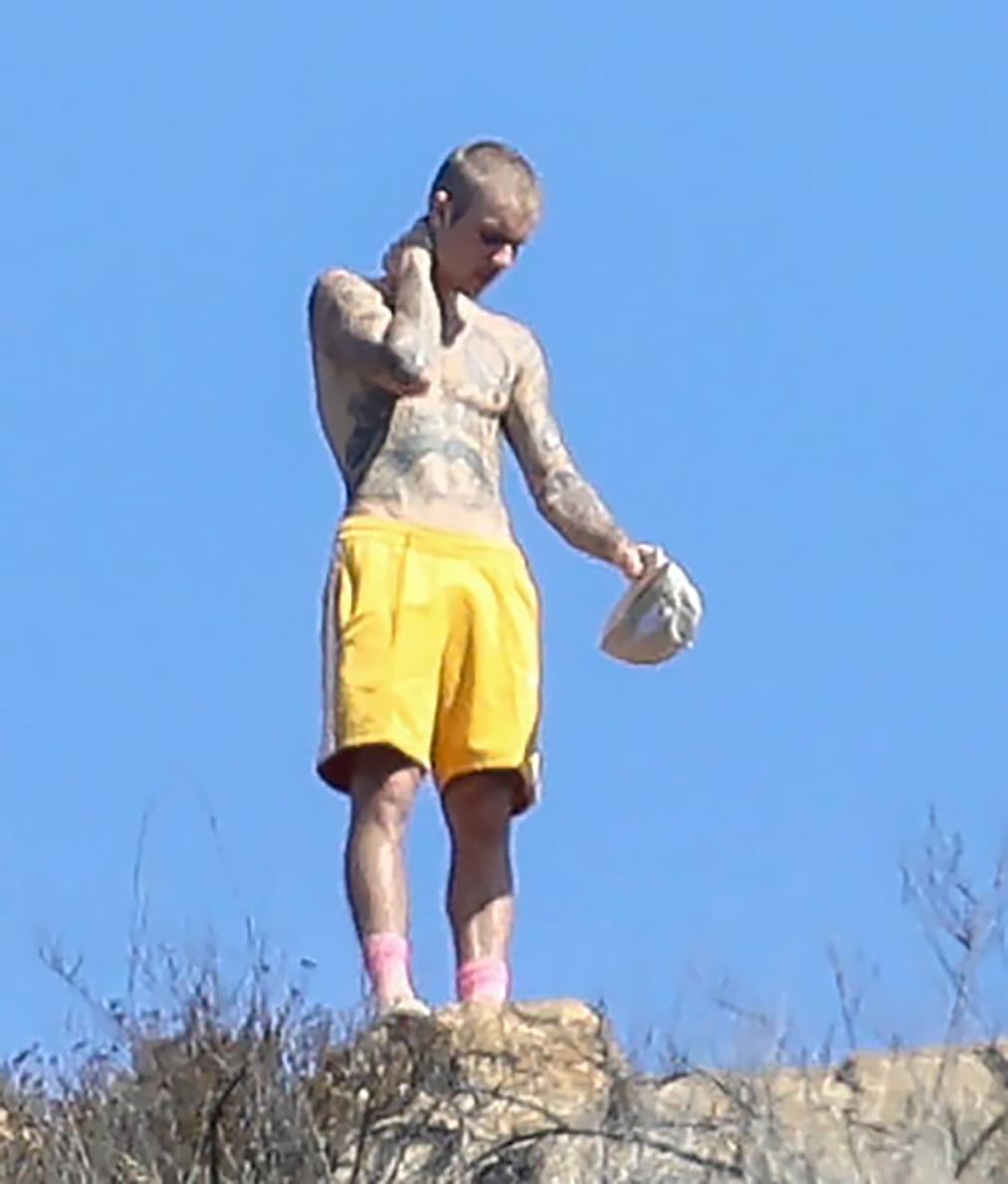 El cambio en la imagen sorprendió a más de uno de sus seguidores, pues surgió dos días después de que el cantante volviera a 
<b><a href="https://www.dailymail.co.uk/tvshowbiz/article-6345541/amp/Justin-Bieber-seen-WEEPING-wife-Hailey-Baldwin-comforts-Harry-Potter-bar.html?__twitter_impression=true">quebrarse en público</a></b> y frente a su esposa, la modelo Hailey Baldwin, mientras visitaban el parque temático de Harry Potter, en Orlando, Florida.