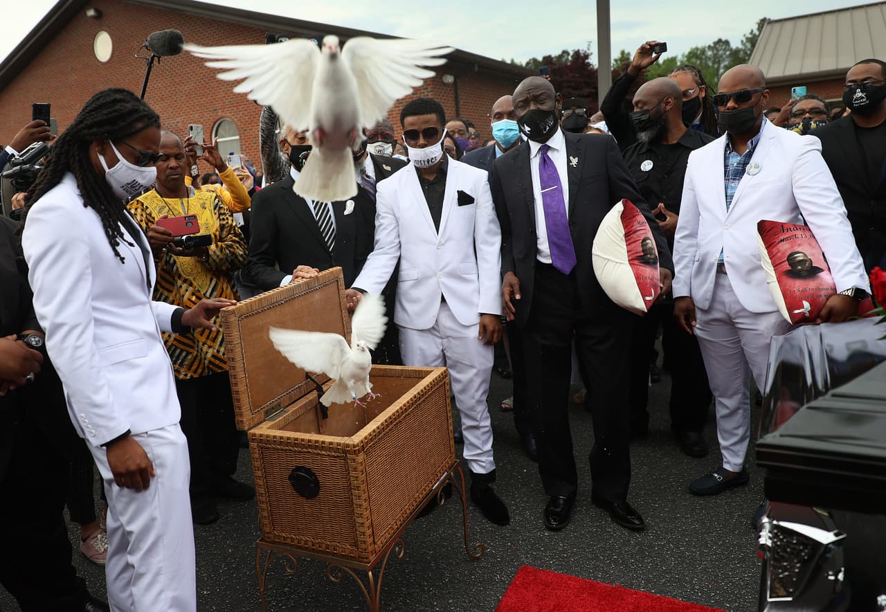 Khalil y Jha'rod Ferebee, hijos de Brown, liberaron palomas al finalizar el servicio como un símbolo de paz.