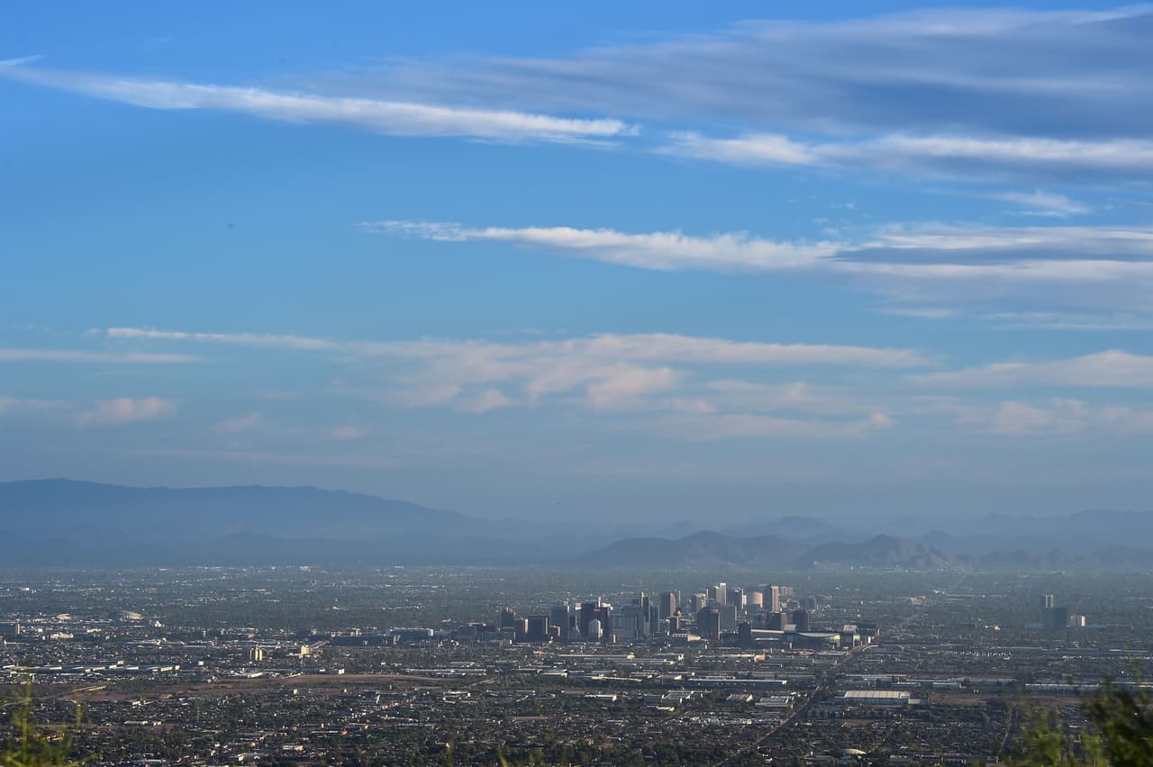 BD Wortham-Galvin, directora y profesora asociada de la Maestría en Diseño Urbano Resiliente de la Universidad de Clemson, observó que "lo que la ciencia dice es que el límite de temperatura de tolerancia humana es de alrededor de 95 grados Fahrenheit. Por encima de esa temperatura, los humanos no pueden disipar el calor lo suficientemente bien como para mantener temperatura central... si no puede refrescarse, entonces es cuando comienza el daño cerebral y de órganos", indica el reporte de Salon.