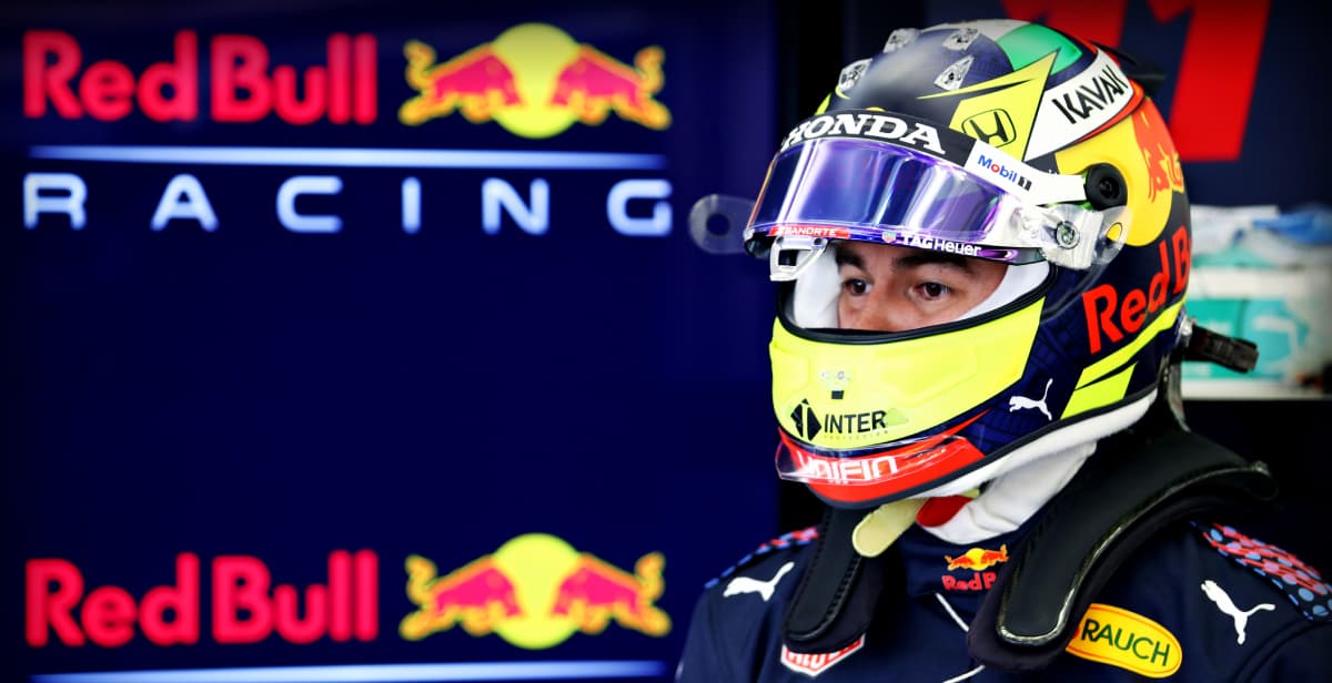 Checo Pérez establece el mejor tiempo en la sesión matutina