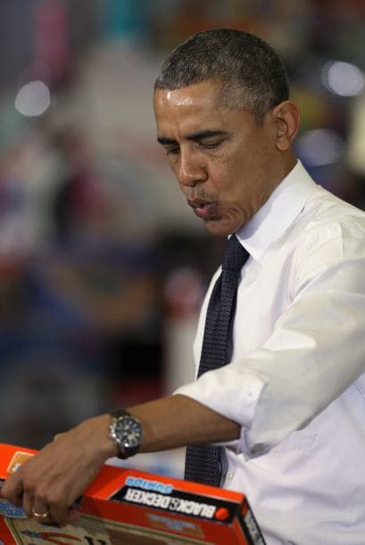 Todos los juguetes nuevos los distribuyen en Navidad para los niños menos afortunados de una comunidad.