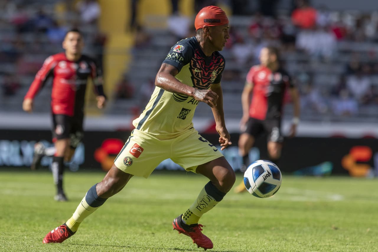 Con gol de Sebastián Córdova las Águilas del América se impusieron al Atlas que no supo aprovechar tener un hombre más en el segundo tiempo.
