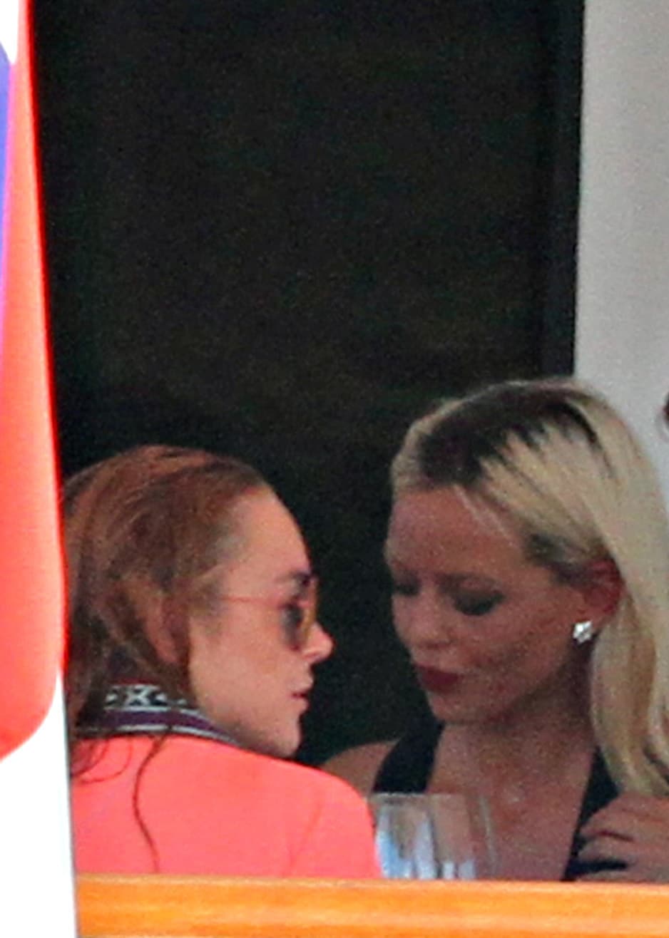 Pero confió en sus amistades en pasar un buen rato, ya sin la compañía de su novio billonario.