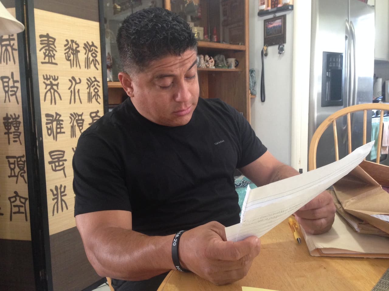 Carlos Hidalgo, quien estuvo detenido en la cárcel Theo Lacy en 2015, lee cartas que le escribieron algunos reos.