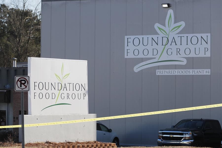<b>3. Foundation Food Group, </b>Gainesville, Georgia
<b>: </b>El 28 de enero de 2021una fuga de nitrógeno causó la muerte de seis trabajadores de esta planta. Esta tragedia generó protestas de sindicatos y organizaciones hispanas exigiendo medidas de protección para los trabajadores.