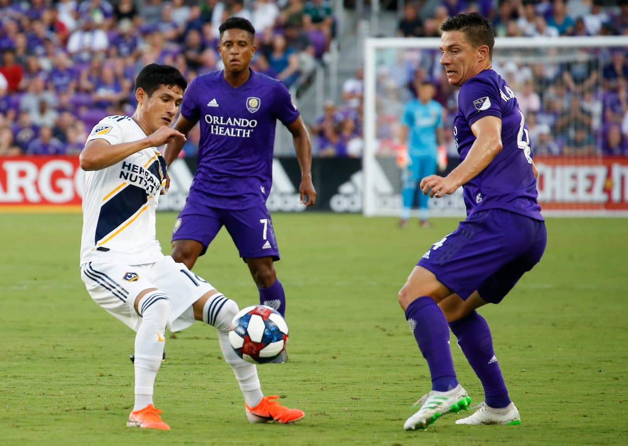Al igual que Jonathan dos Santos, el mexicano Uriel Antuna (izquierda) actuó los 90 minutos con LA Galaxy.
