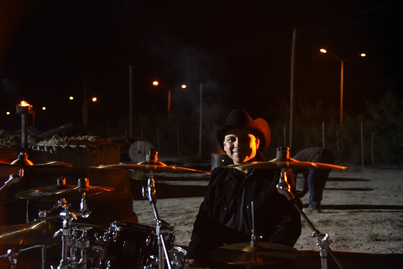 Marlene Favela y Salvador Zerboni son los protagonistas de esta historia de desamor y en las fotos, se puede apreciar la buena convivencia entre ellos y la agrupación norteña.