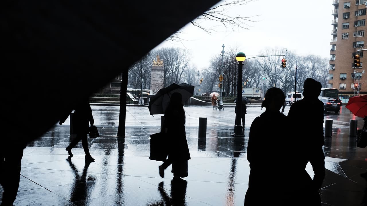Nueva York declara estado de emergencia en 7 condados ante tormenta de nieve de este lunes