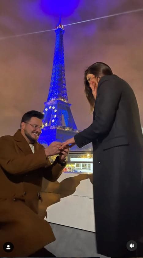 Durante un paseo por el Río Sena, con la Torre Eiffel de fondo, Paul Stanley se hincó y le propuso matrimonio de Joely. La pareja inició el 2022 como comprometidos, ya que Paul hizo la romántica pregunta justo el 1 de enero de este año.