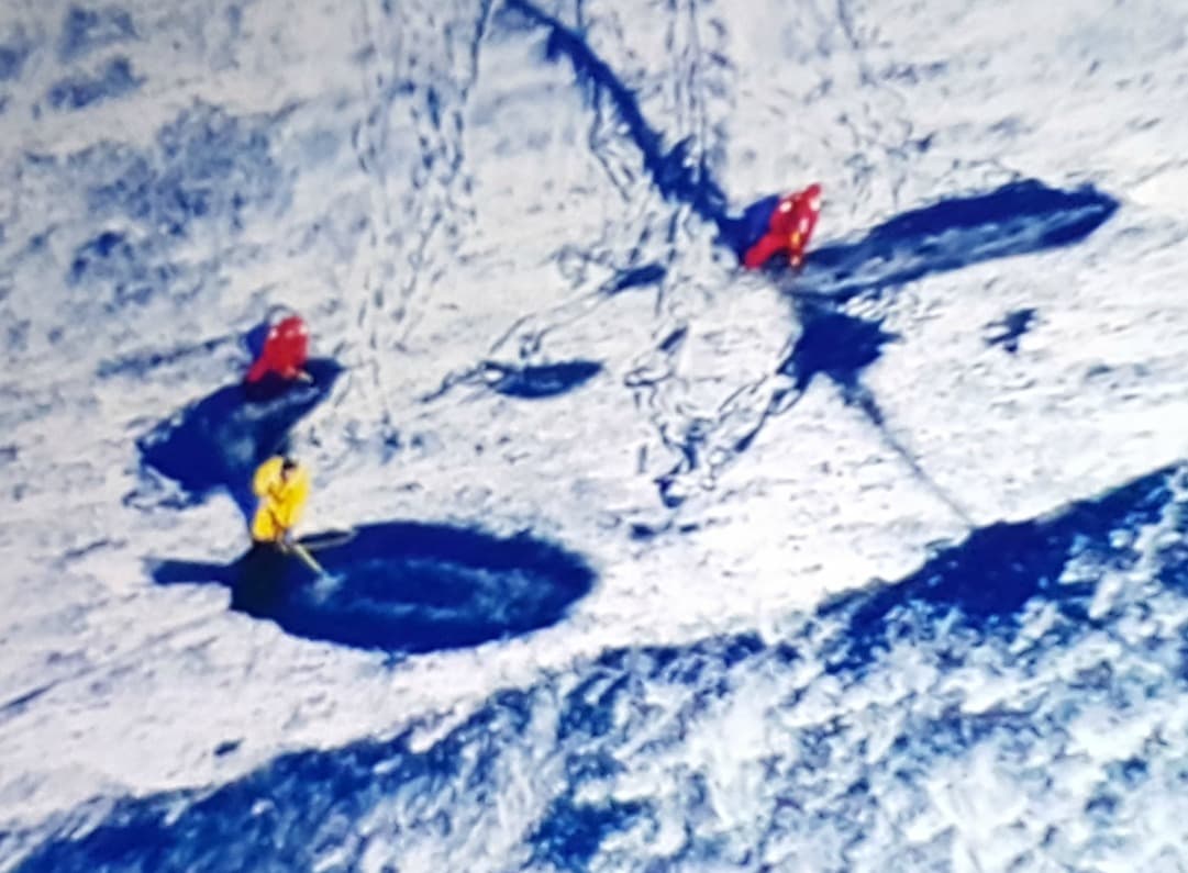 Los investigadores aún no saben cuántas personas viajaban en el vehículo que ha sido localizado por los equipos de buceo, pero no han podido sacarlo del agua.