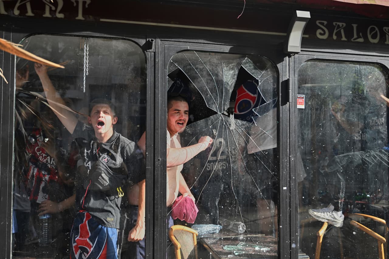 Aficionados del PSG rompen ventanas en un bar de París después de que el equipo ganara la Champions.