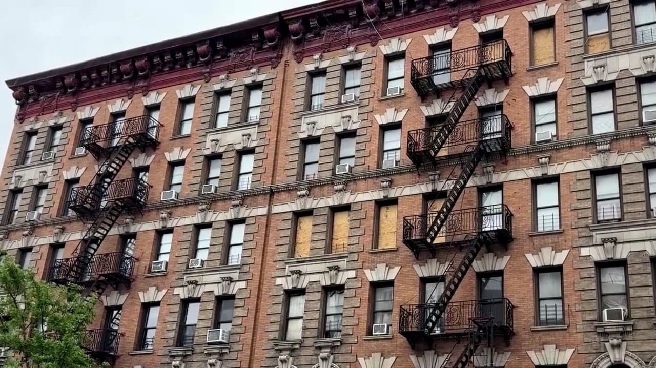 Investigan fallas de seguridad en inmueble tras tragedia por incendio en Inwood
