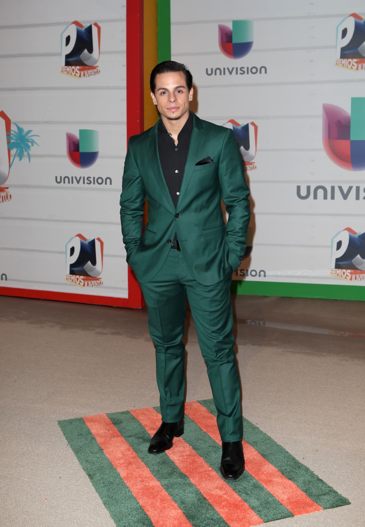 En la fiesta que celebró el décimo aniversario de Premios Juventud JLo y Pitbull en la alberca no fue la única sorpresa. El bailarín Casper Smart acompañó a la cantante y actriz al BankUnited Center en la Universidad de Miami, donde se entregaron los premios.