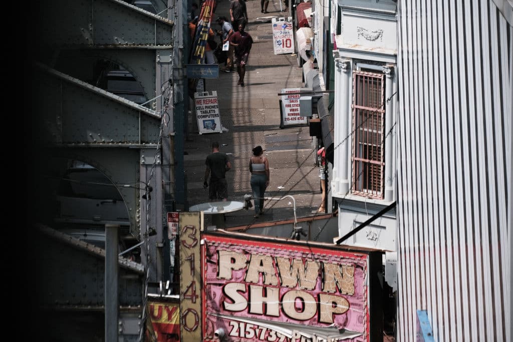 Una de las ciudades donde se ha disparado el crimen es 
<b>Philadelphia</b>. Con 1.5 millones de habitantes, ya acumula 
<b>más homicidios este año (521) </b>que las dos ciudades más grandes del país, New York (443) y Los Angeles (352). Son datos de los respectivos departamentos de policía a falta de que tengan el recuento completo de los doce meses.