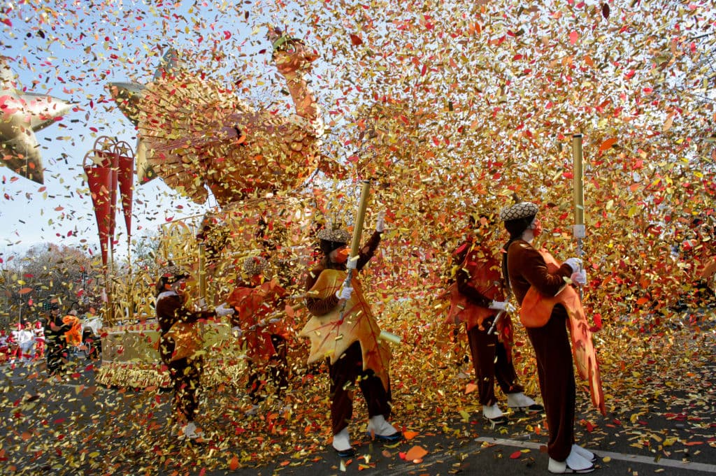 Este 2021, el espectáculo volvió a ser como antaño. Viajeros y residentes disfrutaron por 2.5 millas de globos, carrozas y bandas desde el Upper West Side hasta la tienda insignia de Macy's en Herald Square.