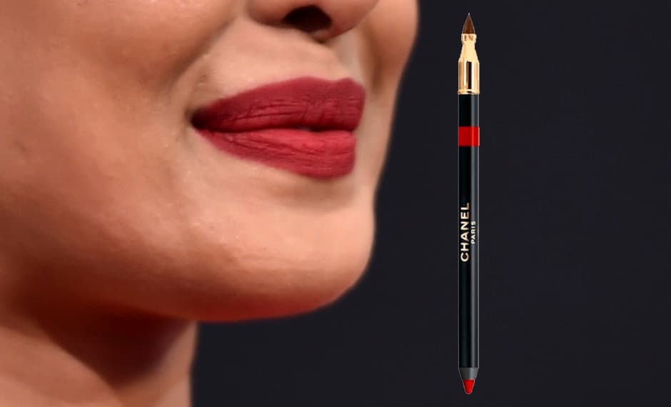 13. En los labios lo primero que debes de hacer es delinearlos con ayuda de un lápiz que sea del mismo tono que el lipstick que usarás. Te recomendamos que con el mismo lápiz rellenes los labios, de esta forma el color será más duradero. La maquillista utilizó el lápiz 
<a href="http://www.chanel.com/en_US/fragrance-beauty/makeup-lip-liner-le-crayon-levres-89067">Precision Lip Definer</a> en tono Rouge Profond #57 también de Chanel.
<br>