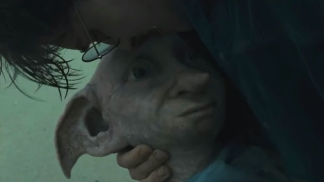 <b>Dobby de 'Harry Potter'</b>
<br>“Dobby es un elfo libre” y siempre lo será. Pero eso no quita el hecho de que el pequeño elfo de ‘Harry Potter’ no mereciera morir. Aunque, para ser justos, tuvo una muerte honorable salvando a Harry y sus amigos, lo cual incluso el dijo minutos antes de quedarse sin vida: “Dobby está feliz de estar con su amigo Harry Potter”.