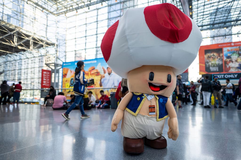 Un asistente vestido como Toad de Super Mario.