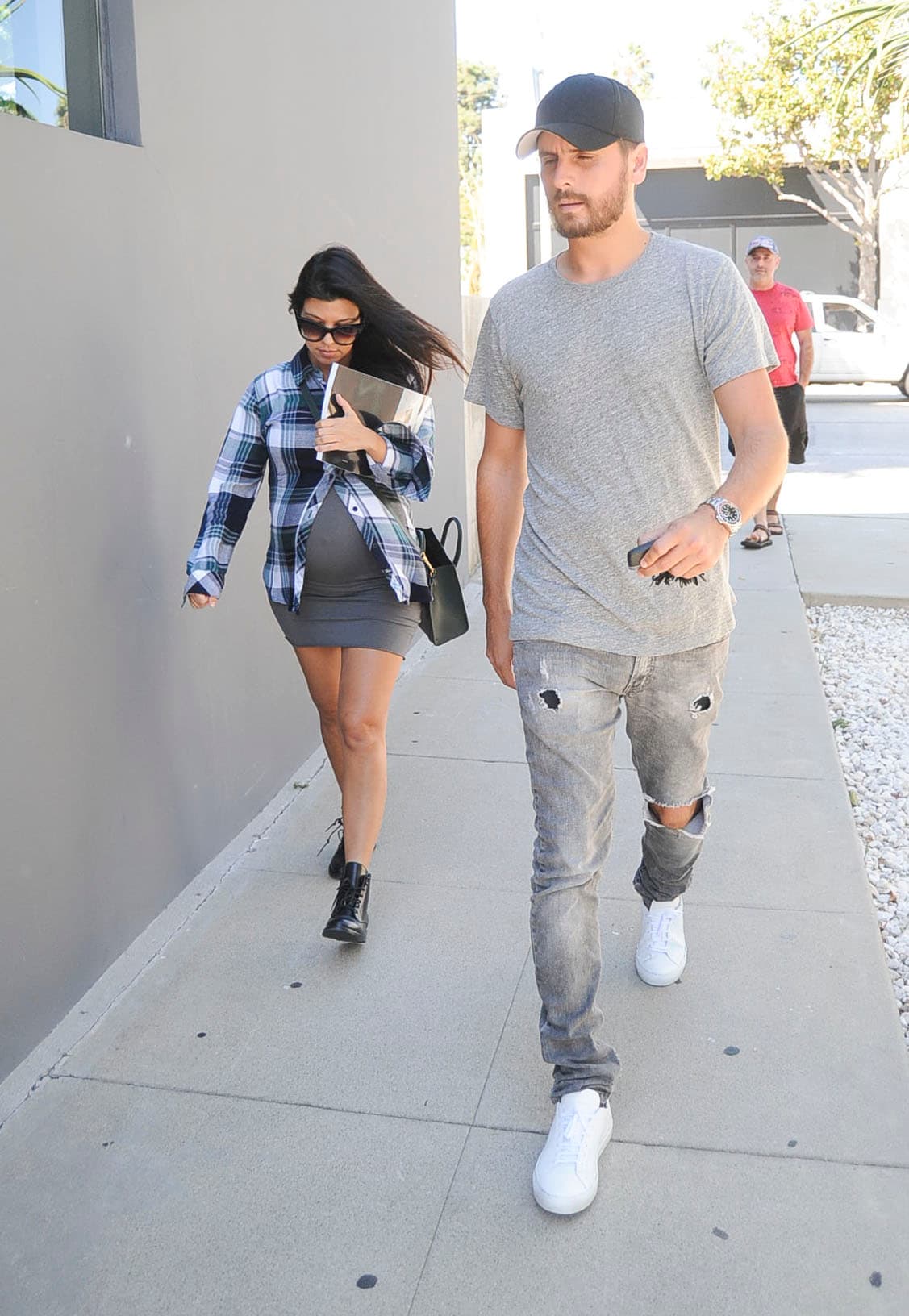 Por lo que él ha estado poniendo mil y un excusas para no viajar a Los Ángeles donde comparte una casa con la Kardashian.