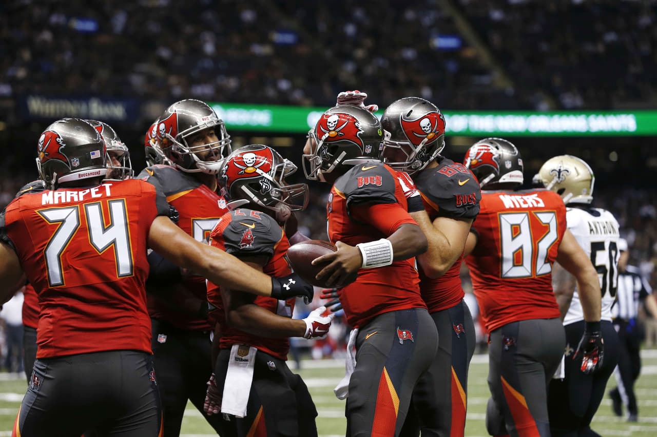 Jameis Winston consiguió su primera victoria como profesional al lanzar un pase de touchdown y correr para otro en el triunfo de los Buccaneers 26-19 sobre los Saints.