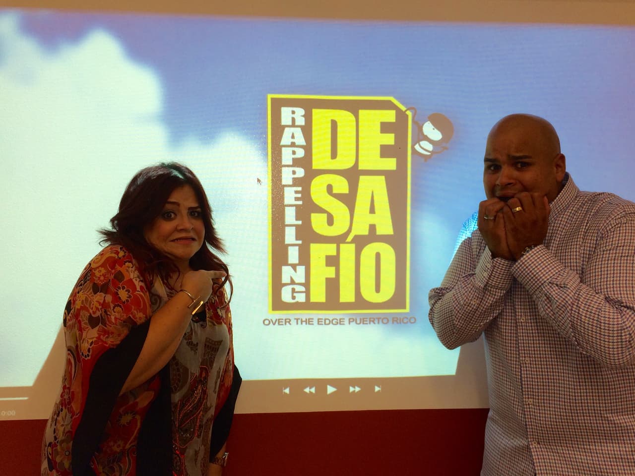 Tal parece que Brenda Rivera y Alí Warrington están asustados. ¿Te animas a ir con ellos? ÚNETE a este evento y haz algo EXTREMO por el bienestar de la niñez y la juventud.