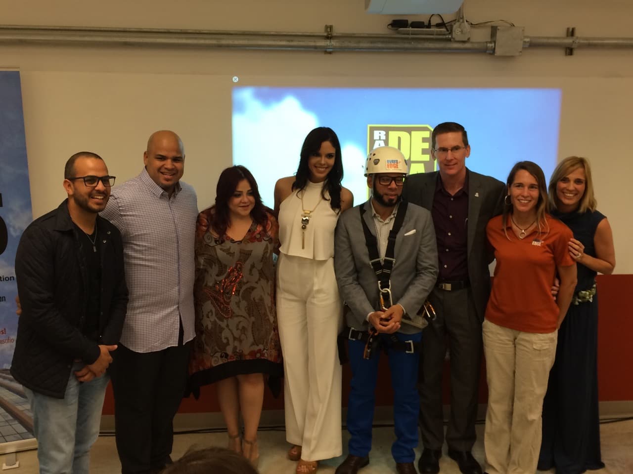 Algunos de los valientes son: José Figueroa, Víctor Santiago, Yitzette Cifredo, Gerardo Rivas y Norberto Vélez de NG2, Hermes Croatto, Oscarito Serrano, Mayra Matos, Osvaldo Friger, Brenda Rivera y Ali Warrington de Los 6 de la Tarde, Braulio Castillo hijo y Los Agentes de la Discordia del programa televisivo, La Noche Encima. aventura extrema, vuelve por segundo año consecutivo. Atrévete a formar parte de este gran evento por una buena causa.