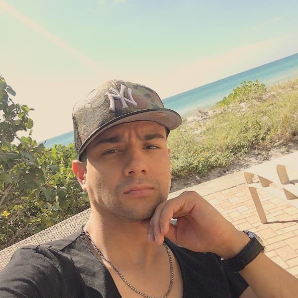 Luis Coronel tiene una gran colección de gorras y cachuchas en su armario.