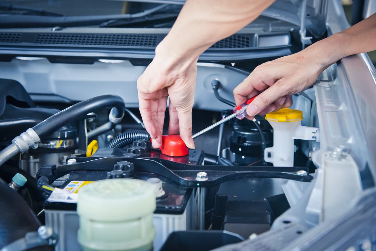 <b>Batería</b>
<br>No olvidar la batería del auto. Si está por llegar al límite de su vida útil, entonces es buen momento de cambiarla para evitar sorpresas en el camino. (arranque lento, alerta encendida en el cuadro de instrumentos, entre otros).