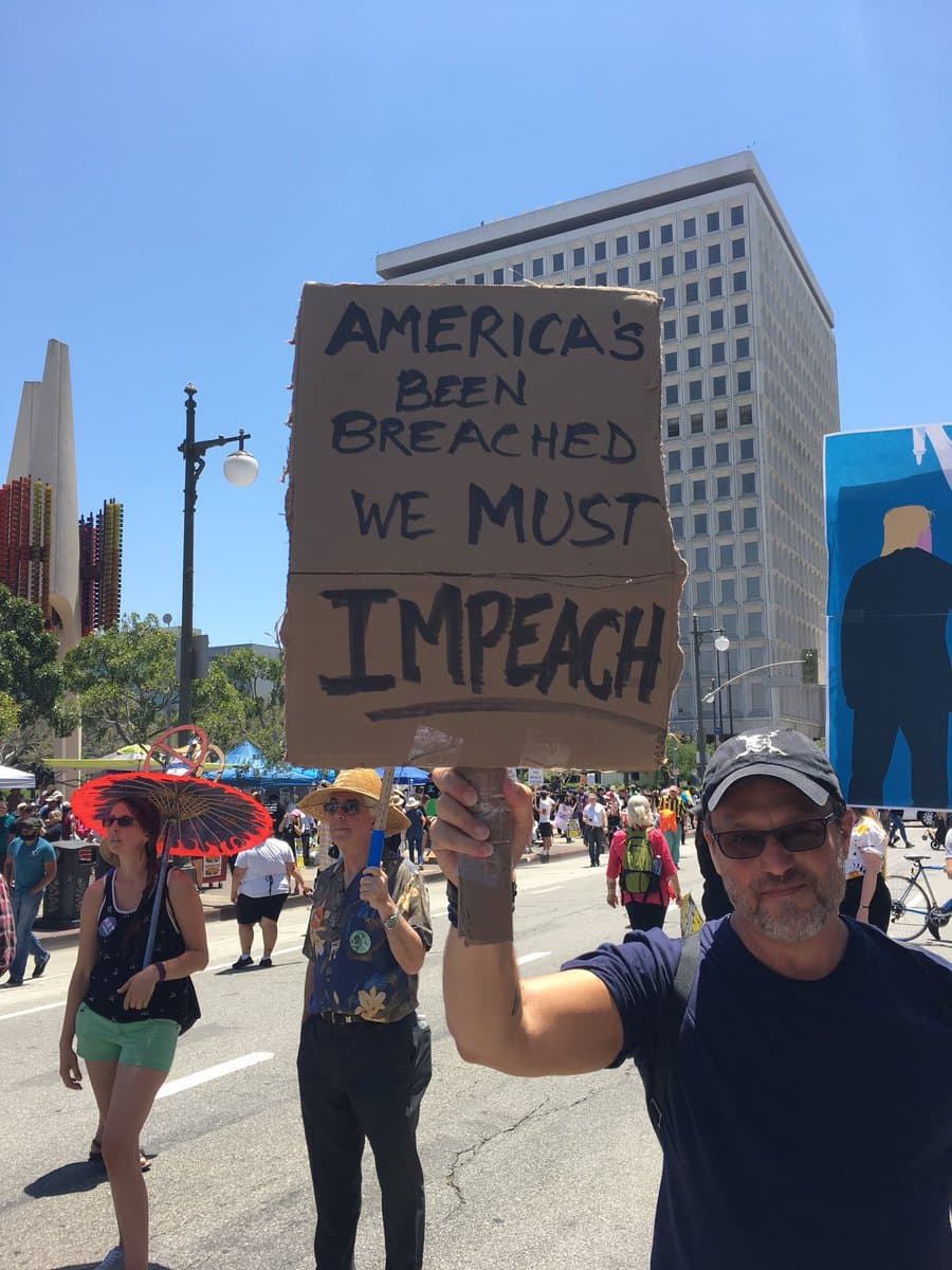 "Estados Unidos ha sido quebrantado, debemos destituir".